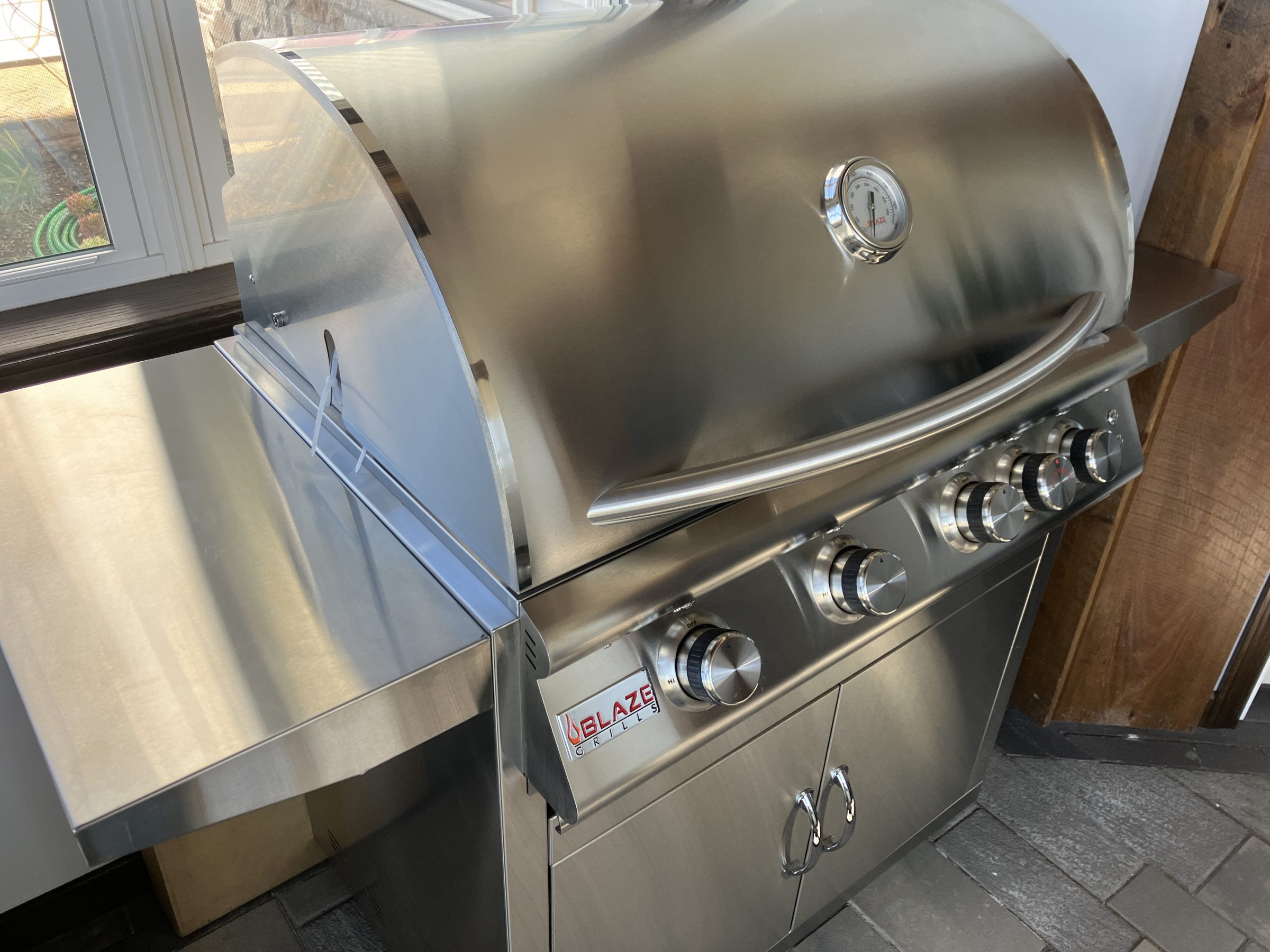 Stainless steel outdoor gas grill with thermometer